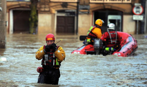 HARDEST RAMMET: Byen Cockermouth er hardest rammet av det voldsomme regnv�ret de siste 24 timene. 200 personer har blitt reddet fra vannmassene. Foto:AFP/SCANPIX