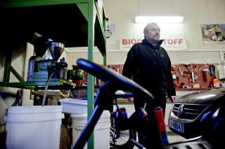  - DET G�R AN: B�de bilen og traktoren til Erik Eid Hohle p� Brandbu g�r p� hundre prosent biodiesel, hjemmelaget av fr� fra g�rden. Foto: Krister S�rb�.