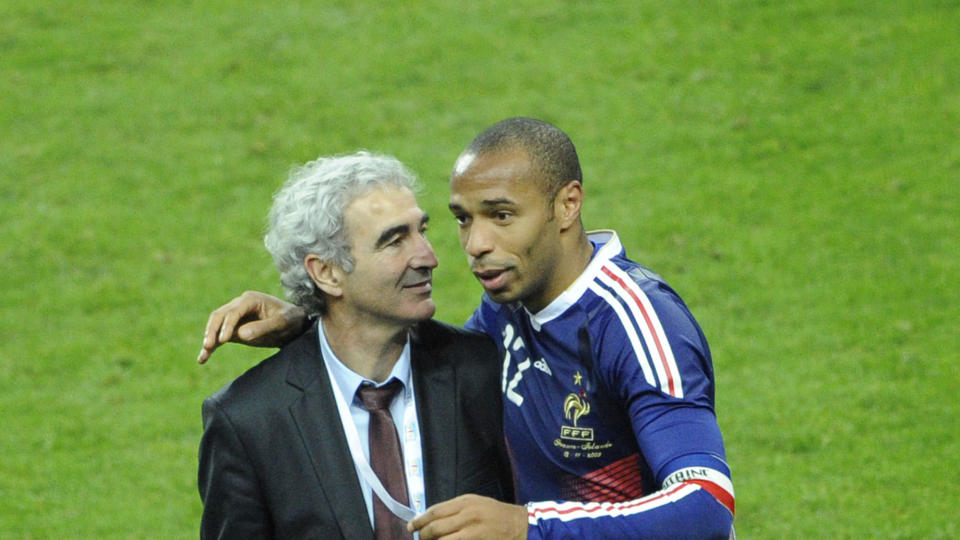 LEVNES INGEN �RE: Landslagssjef Raymond Domenech og landslagskaptein Thierry Henry levnes ingen �re av Eric Cantona.Foto: SCANPIX/AFP PHOTO / BERTRAND GUAY