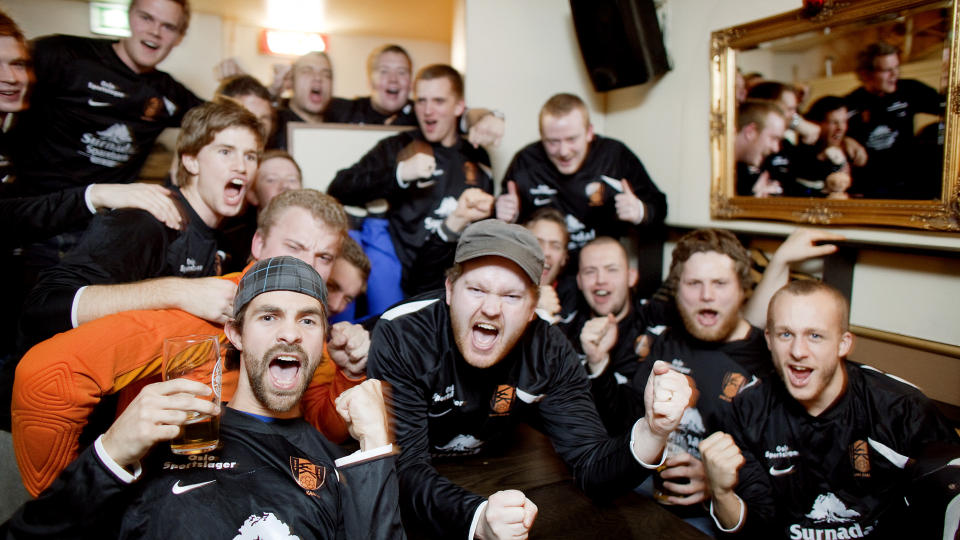FESTET I NATT: Spillere og treningsapparat feiret seieren p� stampuben Waldemars p� St. Hanshaugen i Oslo seint i g�r kveld. Lagleder �ystein Hjelle Bonduhus (i midten med caps) og spillerne Inge Gording Steinsrud, Bjarte Birkeland Kysnes, Nicolay Storvand Dahl, Stephan Oppeg�rd, Simen Sletten, Simen Dyb Berg, Halvor Skogstad, Tor Martin Johansen, Adrian Pretorius, Jon R�mmen, Andreas Nyhus Vold, Jonas Madsen, J�rund Svestad, �yvind Myklebust, Bj�rnar Nerdal og Anders Stivold er str�lende forn�yd med seier. Foto: Espen R�st