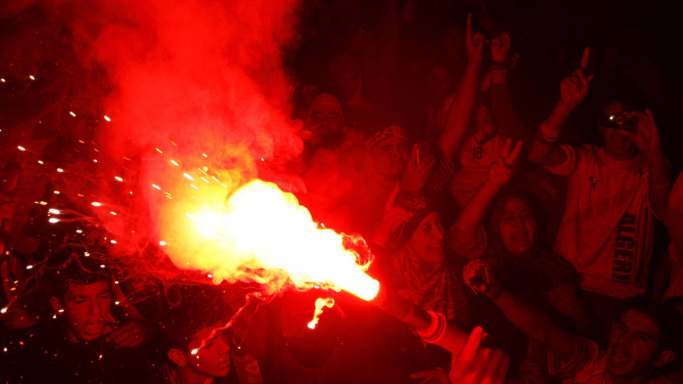 VOLDSOM FEIRING: Fotballtilhengere i Alger feirer at landslaget har kvalifisert seg til neste �rs verdensmesterskap i S�r-Afrika. Minst 18 mennesker har mistet livet i den voldsomme feiringen. Foto: REUTERS / Zohra Bensemra / SCANPIX