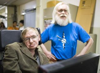  SKJ�NNER GREIA:  To av verdens fremste forst�segp�ere inne teoretisk fysikk, Stephen Hawkings (t.v.) og John Ellis nede i CERN-laboratoriet i september i �r i forbindelse med forberedelsene til restarten av Big Bang-maskinen. Foto: REUTERS/SCANPIX.
