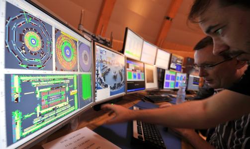  KONTROLLPANEL:   N� er det liv igjen p� kontrollskjermene til Big Bang-maskinen, som ble satt i gang igjen fredag etter ett �rs pause. Foto: AP/SCANPIX.