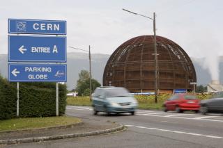  LANDEMERKE:  Kuppelen over forskningssenteret 90 meter under bakken er et landemerke i Meyrin. Foto: AP/SCANPIX.