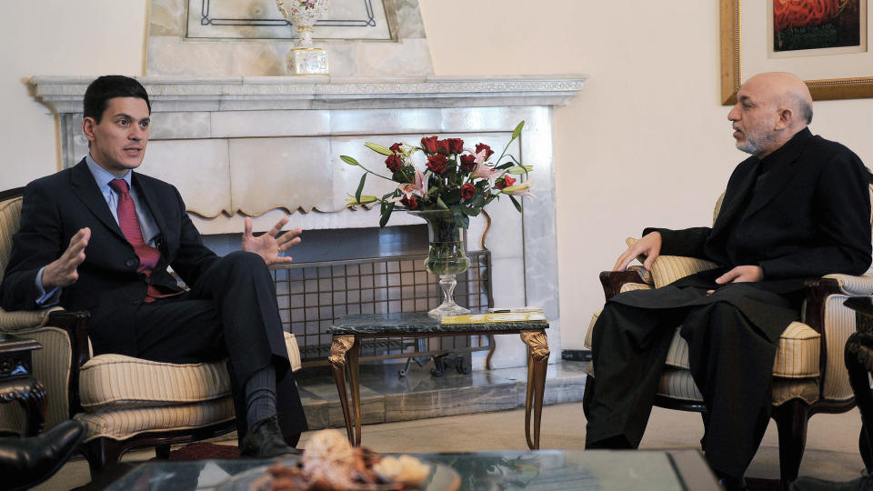  M�TTES FREDAG:  Storbritannias utenriksminister David Miliband (til venstre) har dystre sp�dommer om hvor lenge Afghanistans president Hamid Karzai til greie seg hvis NATO-styrkene trekkes ut. De to m�ttes i presidentpalassset i Kabuk fredag. Foto: MOSSOUD HOSSAIN, REUTERS/SCANPIX.
