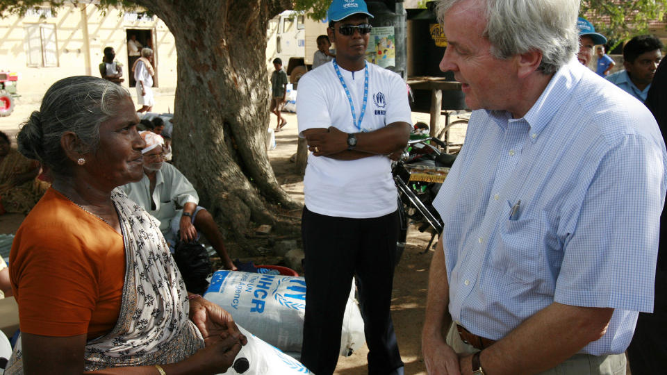 FRI: FNs humanit�re sjef, John Holmes, snakker med en tamilsk kvinne som har blitt sluppet ut av en interneringsleir for tamiler p� Sri Lanka. Myndighetene i landet lover at alle de 136.000 tamilene som fortsatt er innesperret etter borgerkrigen i v�r, skal f� slippe ut 1. desember. Foto: Scanpix