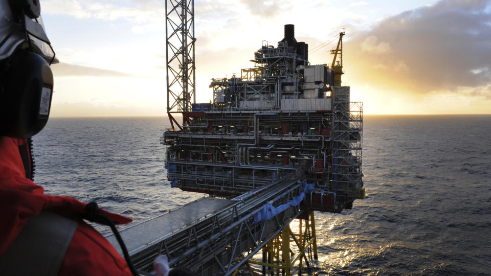 PRISENE STIGER: Brent-olje med levering i februar ble omsatt for 80,23 dollar fatet tirsdag morgen. Foto: SCANPIX