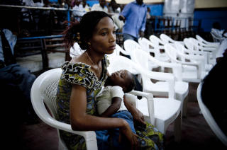 FORLOT RETTSALEN: Bibishe Olenjike forlot salen da Andre Kibambe viste frem et bilde av den avd�de sj�f�ren Abedi Kasongo. Foto: �istein Norum Monsen / Dagbladet