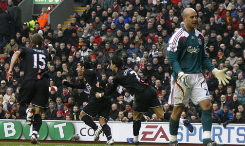 GLEDER SEG OVER LIVERPOOL-NEDTUR: Carlos Tevez, som ble matchvinner p� Anfield - da for Manchester United - mener Liverpools nedtur er godt nytt for Manchester City.Foto: SCANPIX/REUTERS/Russell Cheyne