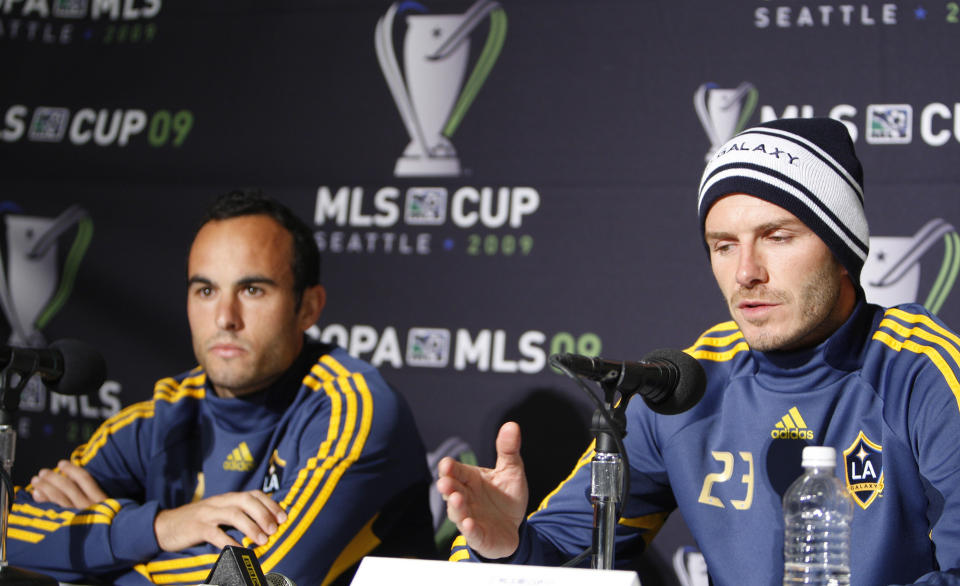 TROSSER SKADE: David Beckham (t.h.) sliter med en ankelskade, men trosser smertene og spiller s�ndagens MLS-finale mot Real Salt Lake. Lagkamerat og tidligere kritiker, Landon Donovan (t.h.), lovpriser engelskmannen.Foto: SCANPIX/AP Photo/Kevin P. Casey