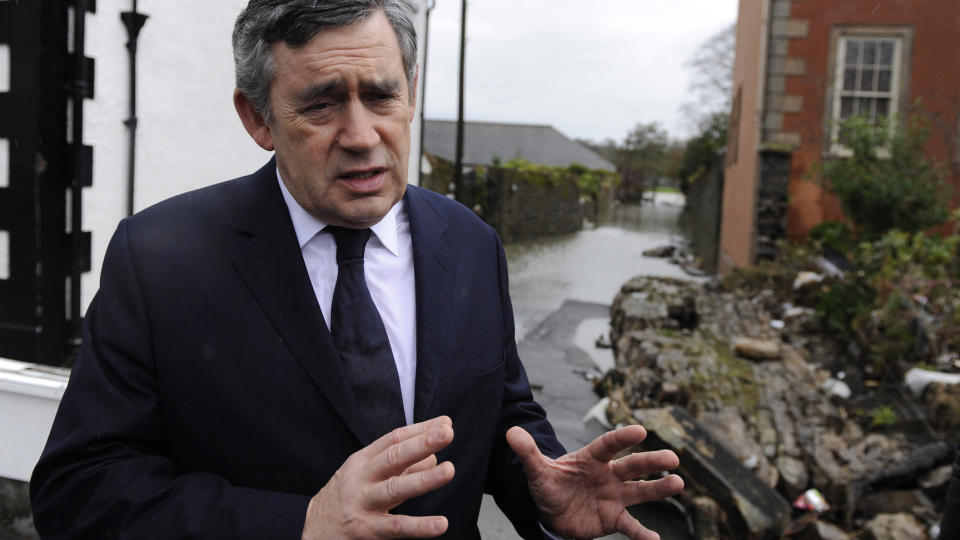 ROSTE REDNINGSMANNSKAPENE: I dag var statsminister Gordon Brown p� befaring i noen av de verst rammede omr�dene i Lake District, som landsbyen Workington i Cumbria, der en politimann omkom da ei bru ble tatt av vannmassene.
