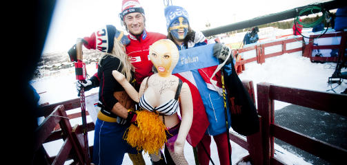 GULLGUTT - OGS� I SVERIGE: Petter Northug var ikke vond � be da disse to svenskene, samt oppbl�sbare Barbara, ville foreviges sammen med sin store helt.  Foto: Thomas Rasmus Skaug/ Dagbladet