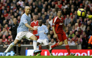 KORTVARIG GLEDE: Bare et snaut minutt etter at Stephen Ireland hadde gitt Manchester City ledelsen, utlignet Yossi Benayoun.Foto: SCANPIX/AP Photo/Tim Hales