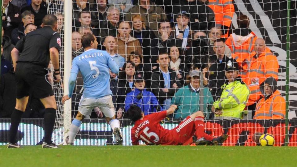 RAN?: Det var p� ingen m�te ufortjent at Yossi Benayoun berget ett poeng for Liverpool. Likevel f�lte Manchester City seg utsatt for et lite ran, if�lge Stephen Ireland.Foto: SCANPIX/ EPA/Nick Wilkinson