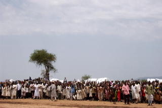 TRYGLET OM HJELP: Flyktningene i denne leiren ved byen Zalingei i  Vest-Darfur ba desperat om mat og hjelp da Dagbladet bes�ket dem i 2004. Over 200 000 mennesker har mistet livet i Darfur siden 2003. Foto: CARSTEN THOMASSEN/DAGBLADET