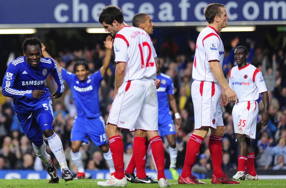 MAKTDEMONSTRASJON: Michael Essien og Chelsea gjorde kort prosess med Wolverhampton p� Stamford Bridge og festet en klam h�nd om seriemesterskapet.Foto: SCANPIX/REUTERS/Toby Melville