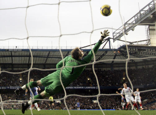 SATTE STANDARDEN: Florent Malouda fikk tid og plass til � sikte seg inn, og da satt ballen helt oppi n�rmeste kryss etter bare fem minutter.Foto: SCANPIX/AP Photo/Matt Dunham