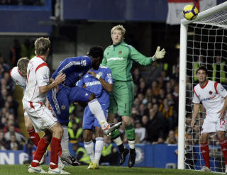 LETT SPILL: Michael Essien fikk uhindret g� opp og stange inn 2-0 til Chelsea etter en presis corner fra Malouda.Foto: SCANPIX/AP Photo/Matt Dunham