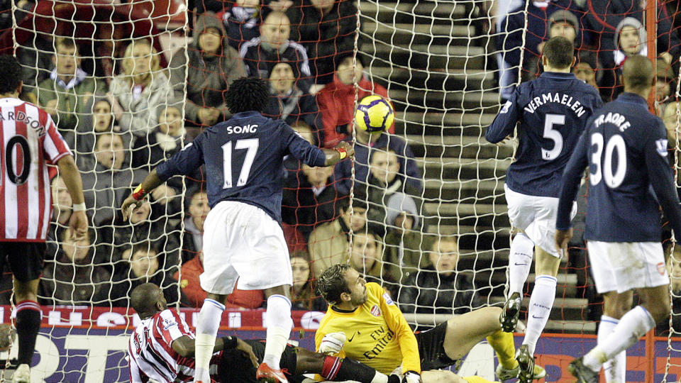 HELDIG SCORING: Darren Bent sklir inn det avgj�rende m�let bak en utrusende Manuel Almunia. Foto: Scanpix