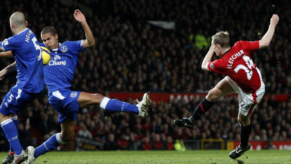 VAKKERT: Darren Fletcher kommer fint over ballen og smeller ballen opp i vinkelen. Vakker scoring av skotten. Foto: AP Photo/Jon Super