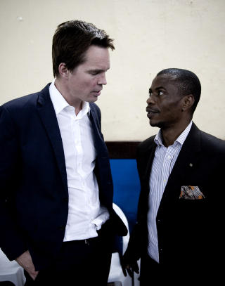 SNAKKER STRATEGI: Forsvarsadvokat Andre Kibambe og Marius Dietrichson etter endt dag i retten. Foto: �istein Norum Monsen