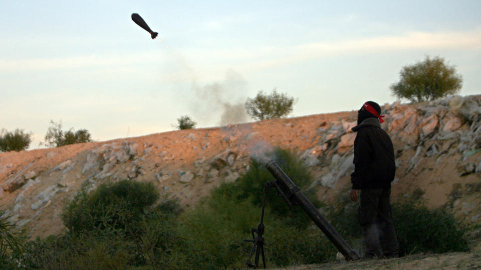  RETNING ISRAEL:  Denne raketten ble fyrt av l�rdag p� et treningsfelt ved byen Khani Yunis p� s�r for Gaza by - i regi av Folkefronten for frigj�ring av Palestina (DFLP). Samme dag sa Hamas at det var inng�tt avtale med flere militante grupper om �p stoppe rakettskytingen mot Israel. Natt til s�ndag har israelske fly sluppet raketter over Gaza - som svar p� raketter andre veien l�rdag. Foto: SAID KHATIB, AFP/SCANPIX.