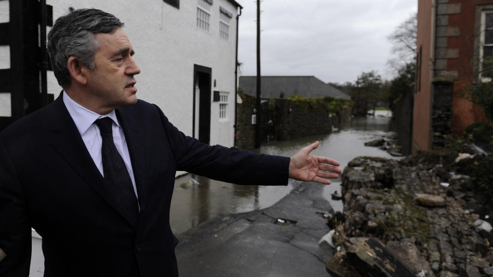  NATURKATASTROFE: : I g�r bes�kte statsminister Gordon Brown flomomr�dene i nordvest-England. Foto: REUTERS/SCANPIX.