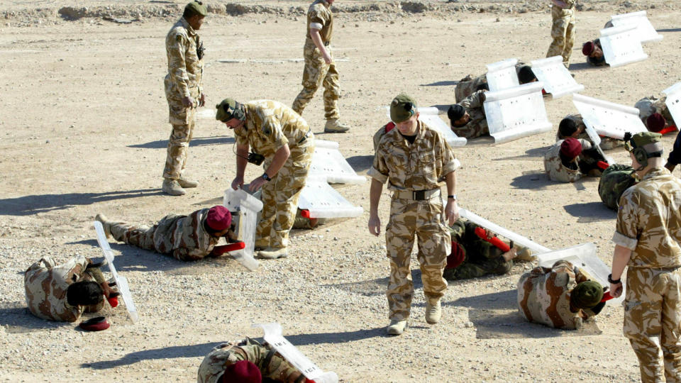 S�NN... Her er britiske soldater i gang med trening av irakiske kollegaer p� al-Shuaiba-basen ved Basra s�r i Irak. Men alt er ikke like rosenr�dt ved britenes inntreden i Irak, if�lge Sunday Telegraph. Foto: AFP PHOTO/ESSAM AL-SUDANI/Scanpix