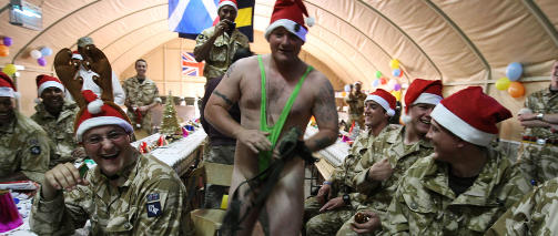 ...IKKE S�NN: Britiske soldater feirer jul p� sin egen m�te, og jubler stort over at en munter kollega if�rer seg Borat-drakt - og lite annet - under en rolig stund i Shatt al-Arab-leiren, ogs� denne ved Basra s�r i Irak. Foto: AFP PHOTO/ESSAM AL-SUDANI/Scanpix