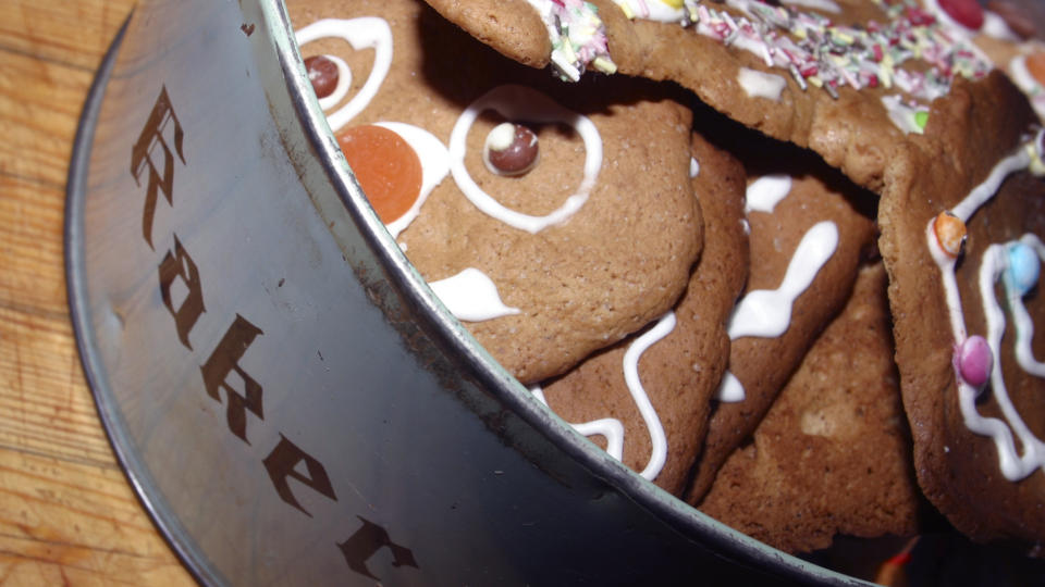 MOBLISERER: H�rverket p� Pepperkakebyen i Bergen har oppr�rt bergenserne, som s�ndag mobiliserte til en ny bakerunde slik at Pepperkakebyen kan �pnes som planlagt f�rstkommende fredag. Foto: SCANPIX
