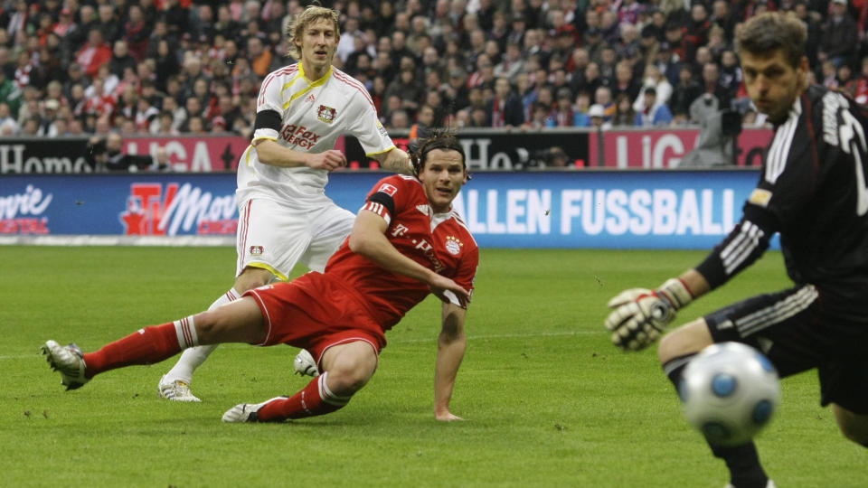 UTLIGNET: Leverkusens Stefan Kiessling sikret poeng for bortelaget. Dermed er Leverkusen p� tabelltopp igjen. Foto: EPA.