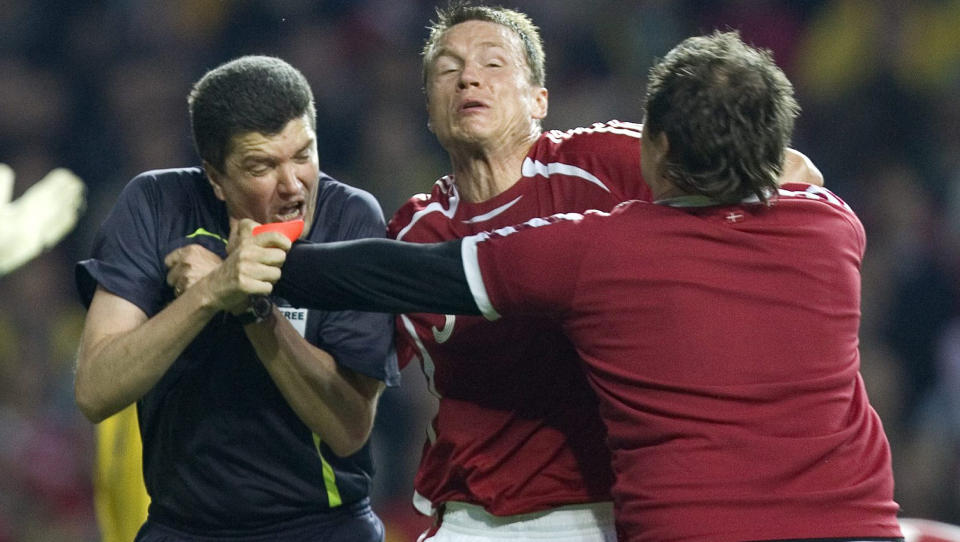 ANGREP DOMMEREN: I raseri l�p 31-�ringen ut p� banen og overfalt dommer Herbert Fandel.  Sverige ble senere tilkjent en 3-0-seier i Parken. Foto: AP.