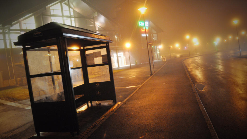 KASTET AV HER:  Halvveis fra Oslo til Gol, ble den savnede mannen kastet av ekspressbussen til Hallingdal ved denne opplyste busslomma i Noresund sentrum ved natt til s�ndag. Bildet er tatt ved 23-tiden s�ndag under samme lys- og gr�v�rsforhold. Foto: ANDERS EVJEN