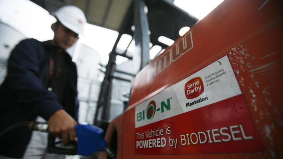  I FULL DRIFT DER:  En bileier i Malaysias hovedstad Kuala Lumpur tanker biodiesel. Illustrasjonsfoto: REUTERS/SCANPIX.