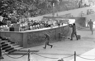 DRAPET P� ANWAR AL-SADAT: I 1981 drepte militante islamister Egypts president. Over 300 ble arrestert, antakelig en medvirkende �rsak til at militante grupper ble sterkere. I egyptiske fengsel m�ttes islamister som Den blinde sjeik og Ayman al-Zawahiri. De innsatte ble brutalt torturert og ytterligere radikalisert. Foto: AFP