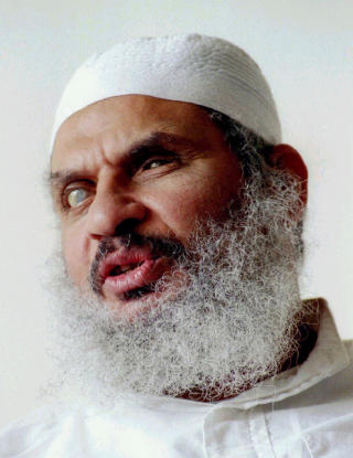 FIKK LIVSSTIDSDOM: Den blinde sjeik Omar Abdel-Rahman ble d�mt for terrorplanlegging i New York. Han soner en dom p� 240 �r. Foto: REUTERS/Mike Segar