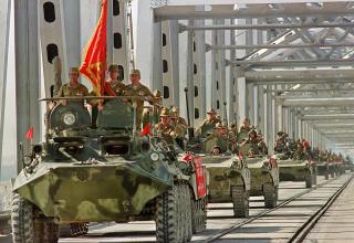 FORANDRET DEN MILITANTE ISLAMISMEN FOR ALLTID: Den 10 �r lange krigen mot Sovjet i Afghanistan forente den internasjonale islamistbevegelsen. Her kj�rer sovjetiske tanks ut av landet 21. mai 1988. Foto: EPA/  AFP/VITALY ARMAND/vn/ao-fob