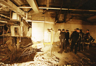 PLANLAGT AV DEN BLINDE SJEIK: Angrepet p� Word Trade Center i 1993. Seks d�de og over tusen ble skadd da et medlem av Den blinde sjeiks terroristgruppe kj�rte en bombe p� 700 kilo ned i kjelleren p� et av byggene. Foto: AP/Richard Drew