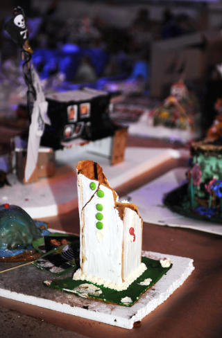 FLERE HUNDRE BARN sto p� for � lage Pepperkakebyen. Timer senere ble den knust.
Foto: Marit Hommedal / SCANPIX