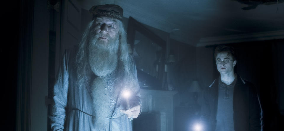 GARANTERT BESTSELGER: N� er �Harry Potter og Halvblodsprinsen� ute p� dvd og bluray. Filmen er kanskje ikke den aller sterkeste i serien, men tilleggsmaterialet er bra. Aller best er en dokumentarfilm om forfatteren J. K. Rowling.