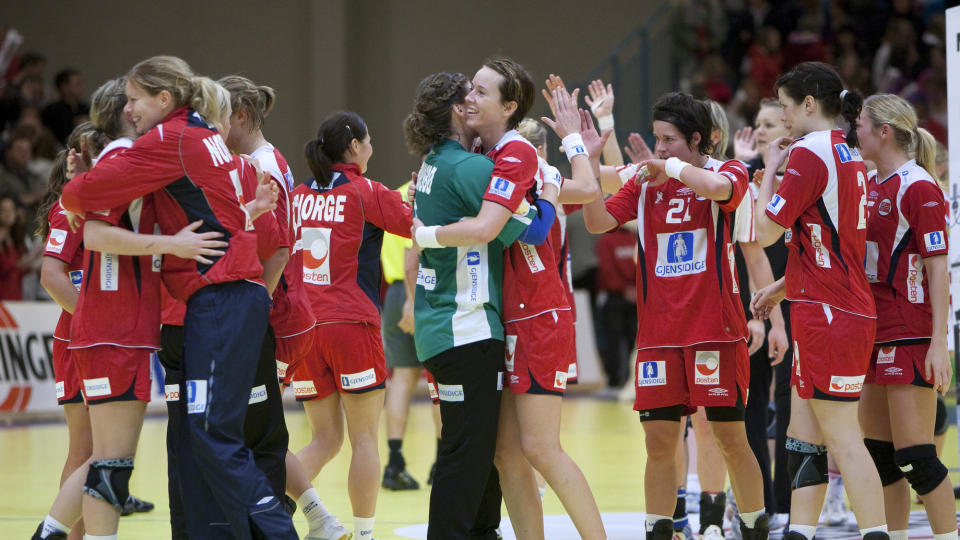 JUBLER FOR SEIER: Tonje N�stvold (f.v.), Tonje Larsen, Kari Mette Johansen, Kari Aalvik Grimsb�, Kristine Lunde-Borgersen, Ida Alstad, og Renate Urne jublet etter � ha vunnet M�belringen Cup i g�r. Norge vant kampen mot Russland 27-21. Foto: Gorm Kallestad / Scanpix