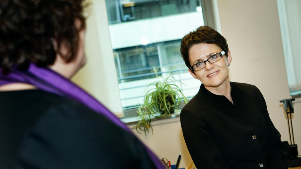  FISKEOPPDRETTER I:  Fiskeriminister Lisbeth Berg-Hansen p� plass i statsr�dstolen etter � ha f�tt n�klene av Sylvia Brustad i oktober i �r. Berg-Hansen har orientert om sine eierinteresser i n�ringen hun har det �verste politiske ansvaret for. Og hun har flere ganger gjort det klart at hun ikke kommer til � selge seg ut.  Foto: JAN-MICHAEL JOSEFSEN, SCANPIX.