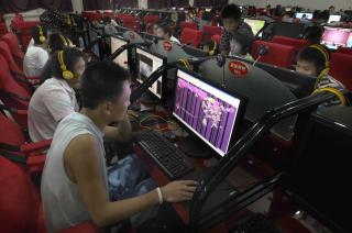 UNDER KONTROLL: En kunde surfer p� nettsiden til det kinesiske sosiale nettverket Qzone p� en nettkaf�. Det er blitt hevdet at 30000 kinesiske politifolk jobber med � overv�ke innbyggernes nettrafikk. Foto: REUTERS