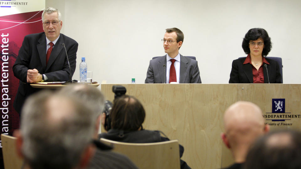 IMF P� BES�K: Finansminister Sigbj�rn Johnsen (f.v.) kommenterte mandag Det internasjonale valutafondets (IMF) vurdering av norsk �konomi, mens Andre Meier og Dora Iakova fra IMF lytter. Foto: Erlend Aas