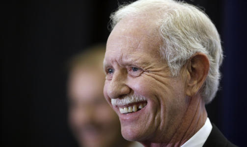 LANDET UTEN MOTORKRAFT: Chesley Sully Sullenberger og copilot Jeffrey Skiles greide � lande Airbus A320-flyet p� Hudson-elva uten tap av liv. Foto: AP Photo/Chuck Burton/SCANPIX