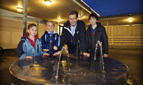  KLAGER P� TR�DL�ST:  Far Thomas Middelthon mener skolen gambler med helsen til barna: Mona Marie (6), Helene Elise (9) og William Thomas Middelthon (12) p� Eiganes skole i Stavanger.
Foto: Alf Ove Hansen