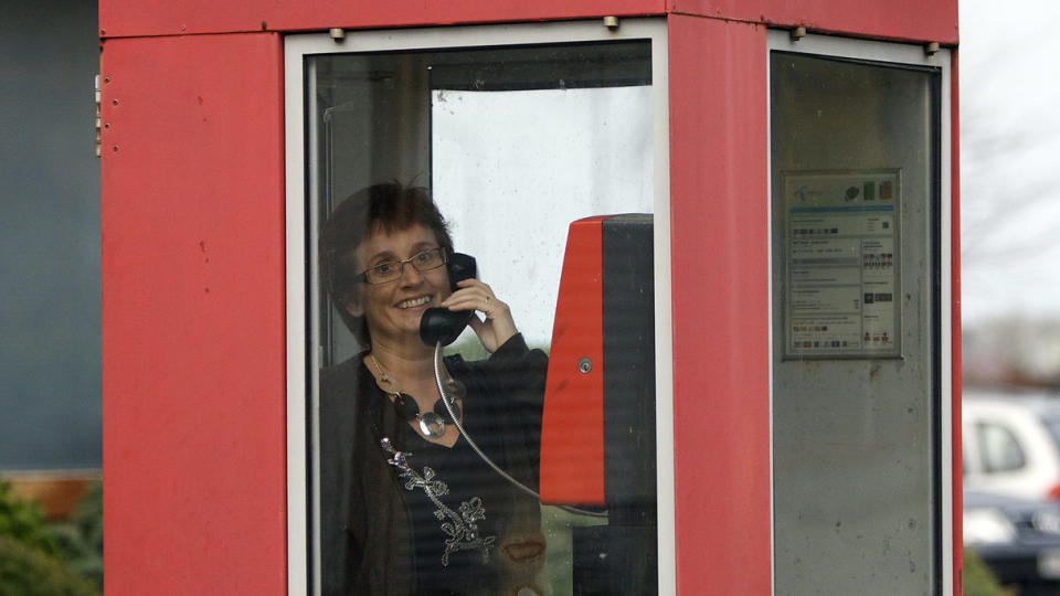 DEN GAMLE METODEN: Sola Kommune og HMS-koordinator Sissel R�ynstrand fors�ker � ta frykten for mobilstr�ling p� alvor. Resepten er � ta i bruk den gode, gamle fasttelefonen. Foto: ALF OVE HANSEN. 
Foto: Alf Ove Hansen