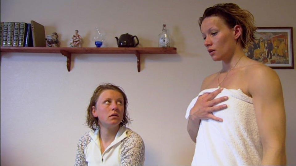 - DE L�Y: Anniken Sand (23) og Lene Hansen (26) lovte � gi Trine Alsgaard (40) ti poeng, men gjorde det motsatte. Alsgaard r�k ut i kveldens program. Foto: TVNORGE