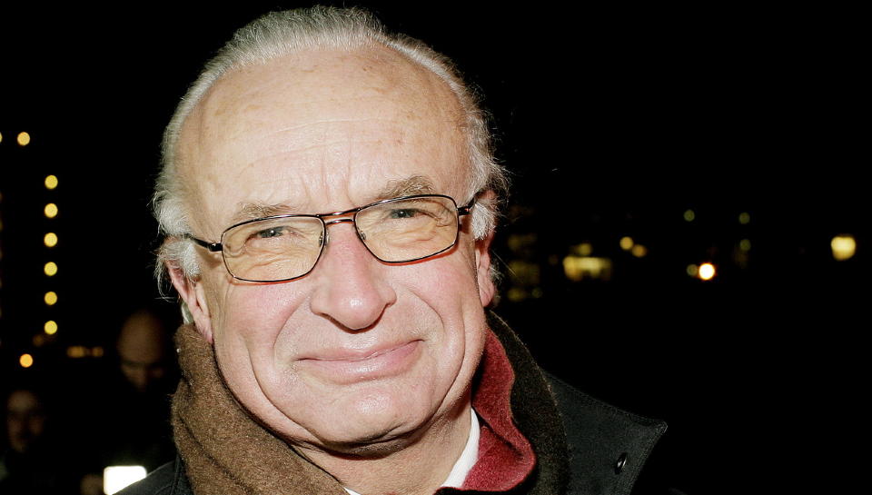 - SYMBOLSAK: Herman Friele, Pepperkakeby-borgermester og tidligere ordf�rer i Bergen, sier det er meget gledelig at to menn i 20-�ra er p�grepet og mistenkt for � ha knust baksten p� Torgalmenningen i Bergen. Foto:  Mette M�ller/Dagbladet
