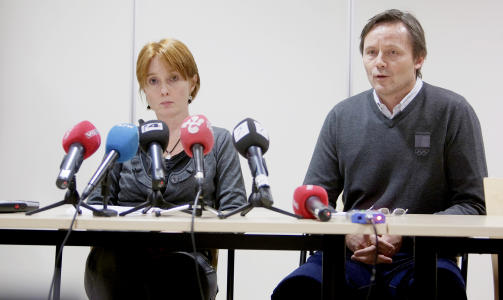 MUELLER IKKE TIL OL: Toppidrettsjef Jarle Aamb� sammen med sk�ytepresident Vibecke S�rensen p� dagens pressekonferanse der det ble opplyst at Peter Mueller har f�tt sparken som trener for det norske sk�ytelandslaget.
Foto: Stian Lysberg Solum, Scanpix